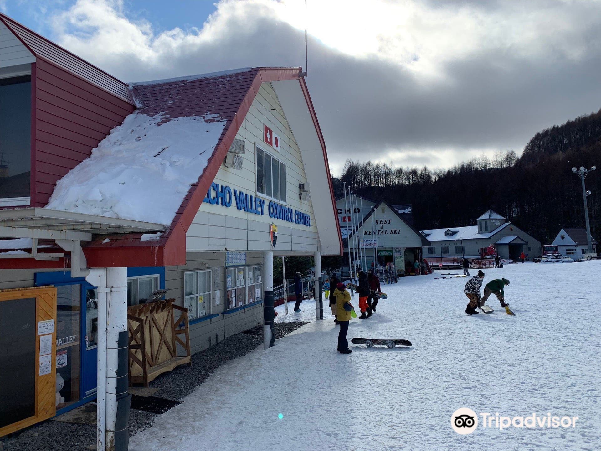Winter sports enthusiasts enjoy a day at Echo Valley, a popular ski resort in Nagano, Japan, amidst stunning snow-capped mountains and icy slopes.