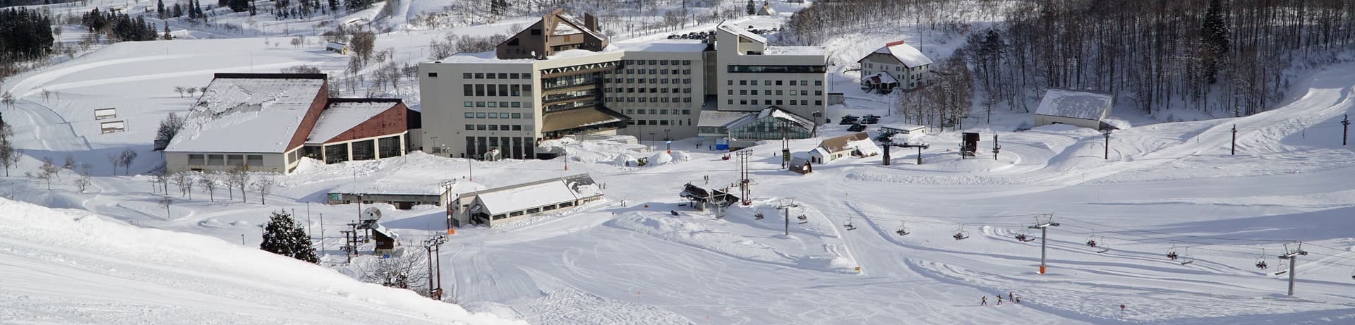 Greenpia Tsunan in Japan: a ski resort on a snowy mountain.