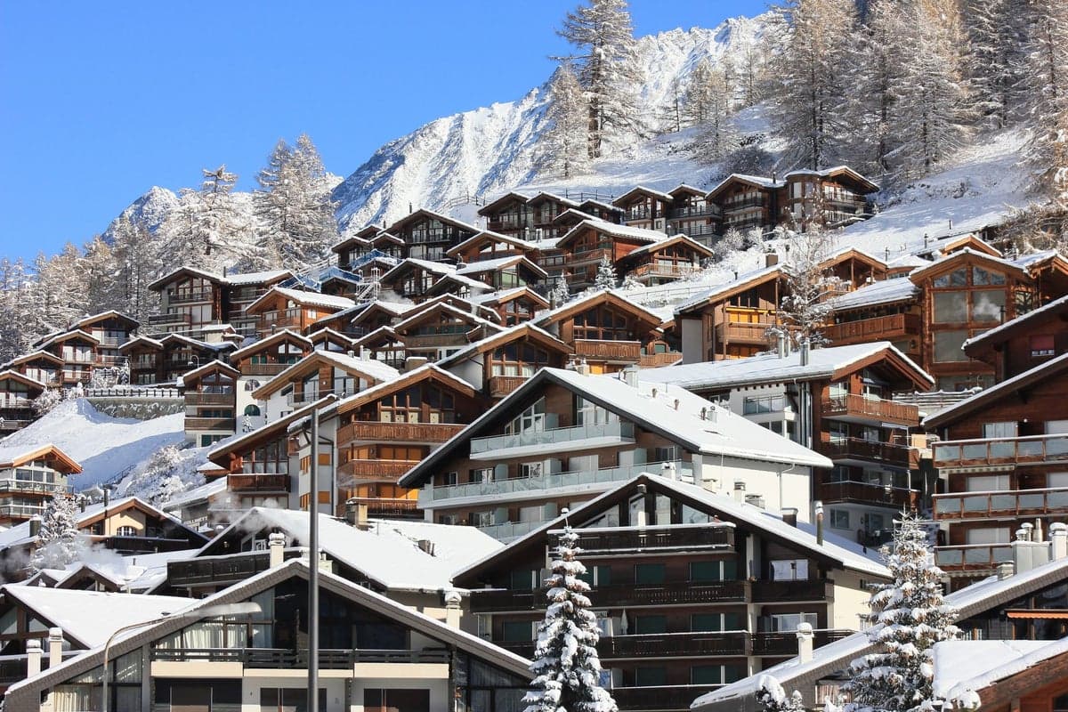 Brunni-Bahnen - Die Sonnenseite von Engelberg in Switzerland - white snow on the ground.