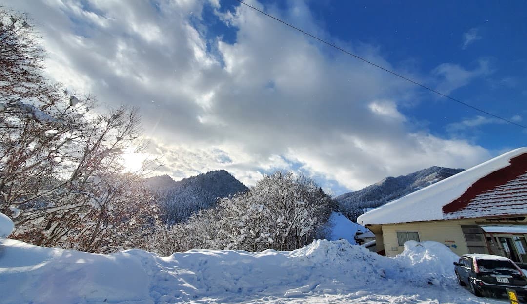 Winter splendor in Hida Kawai, Japan featuring a breathtaking snow-covered landscape and a cozy chalet. Perfect setting for winter sports.