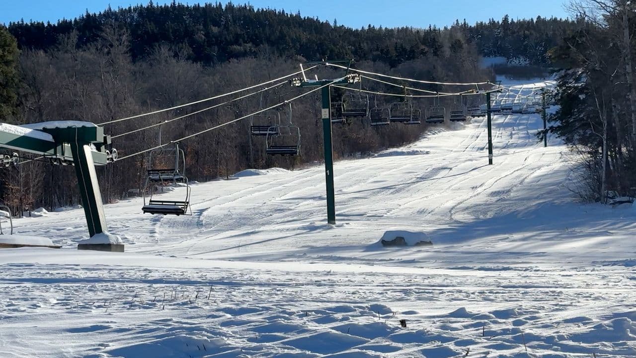 Big Moose Mountain in USA - a ski lift going down a snowy slope.