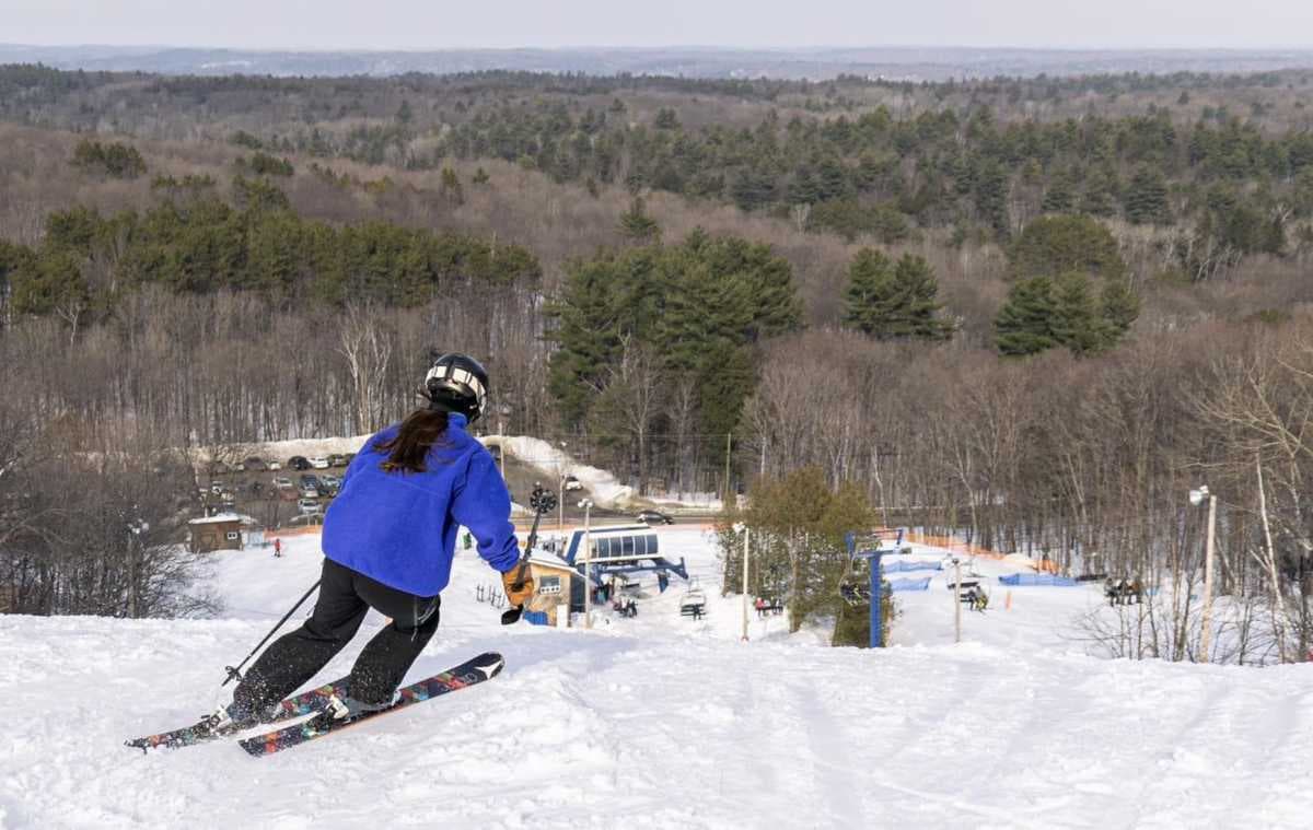 Spring Mountain in USA - a person on skis in the snow.