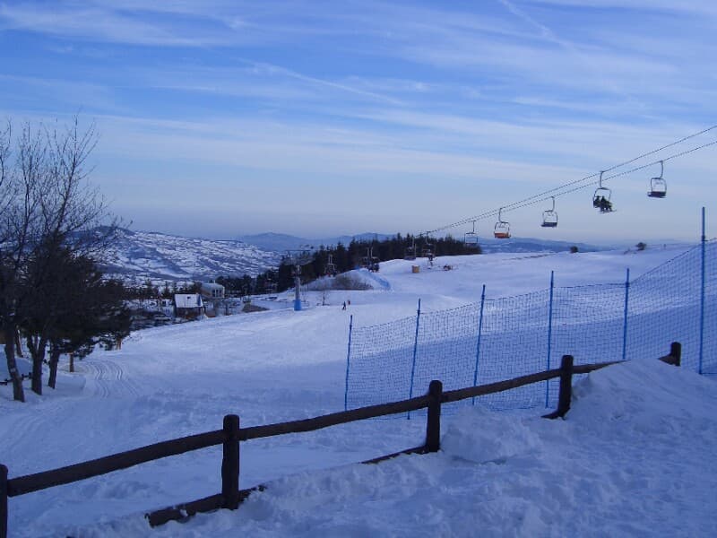 Picture of a challet at Risalita sciistica Carpegna - Eremo ski resort in Marche, Italy with a ski lift and winter sports scene visible.