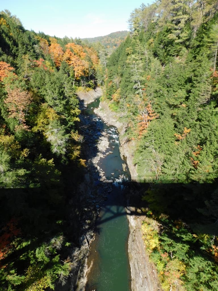 Quechee in USA - a river in the middle of a forest.