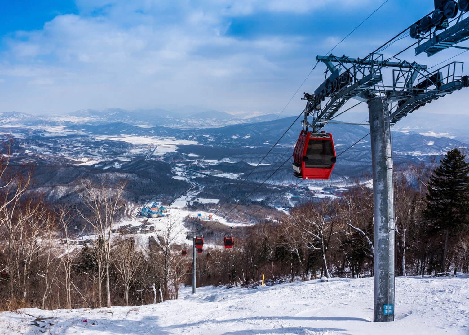 Alshan Alpine in China - a ski lift going up a snowy hill.