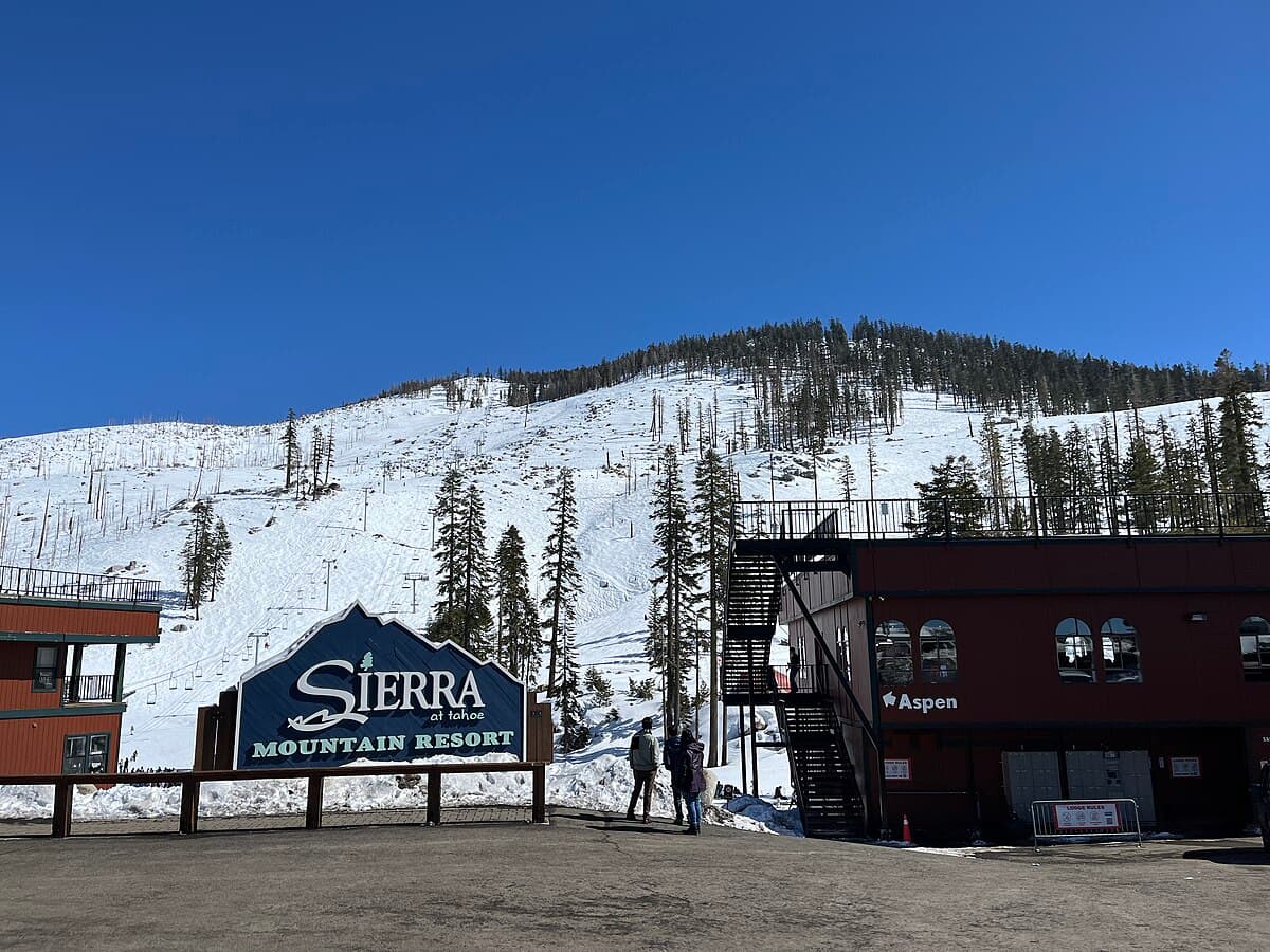 Sierra at Tahoe in USA: the ski area at sierra ski resort.