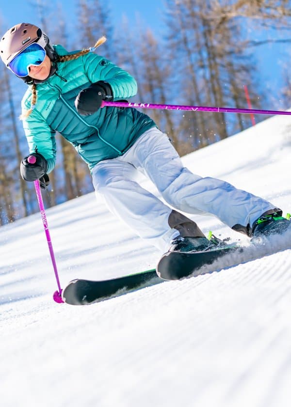 A snowboarder gliding down the snowy slopes of Puy Saint Vincent in Briançon, Hautes-Alpes, Puy-Saint-Vincent, Provence-Alpes-Côte d’Azur, France, showcasing the breathtaking beauty of the winter season.