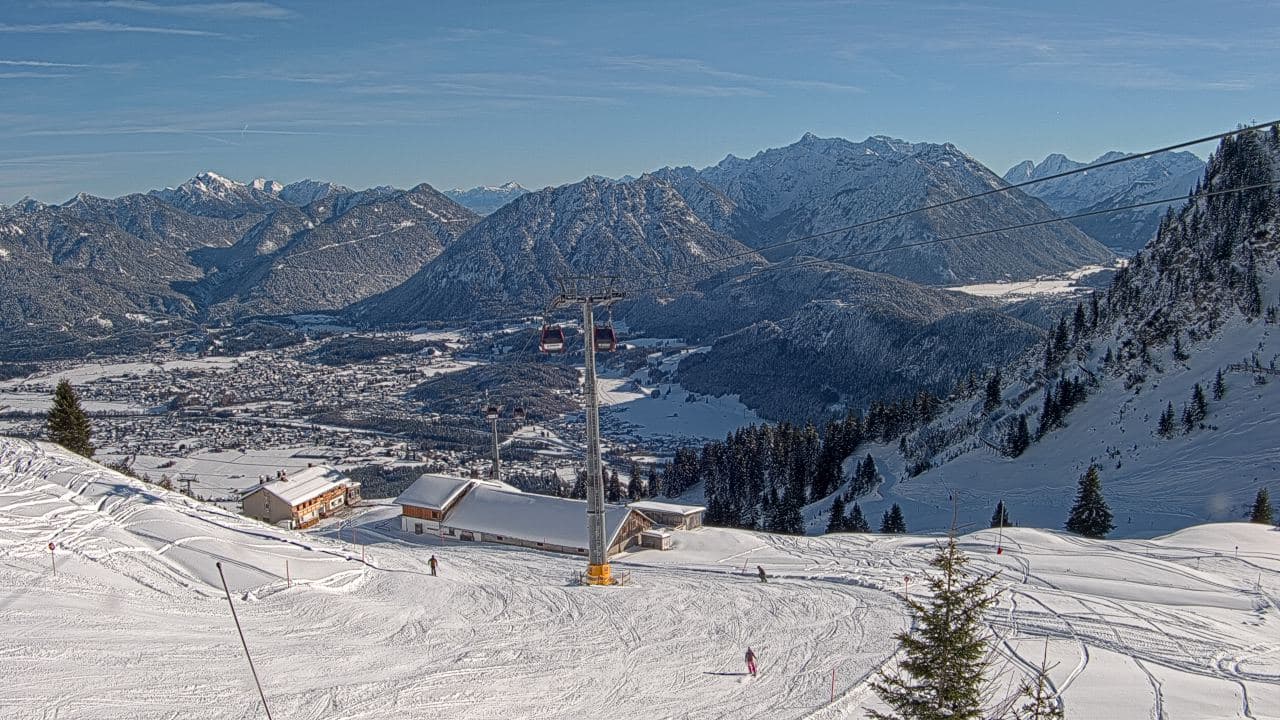 Hahnenkamm – Höfen | Reutte in Austria - a view of a ski lift going up a hill.
