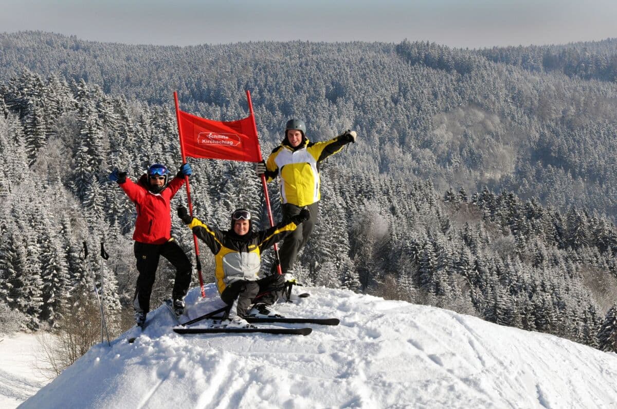 Bameshub – Neukirchen am Walde | Eschenau in Austria - two people standing on top of a snow covered hill.