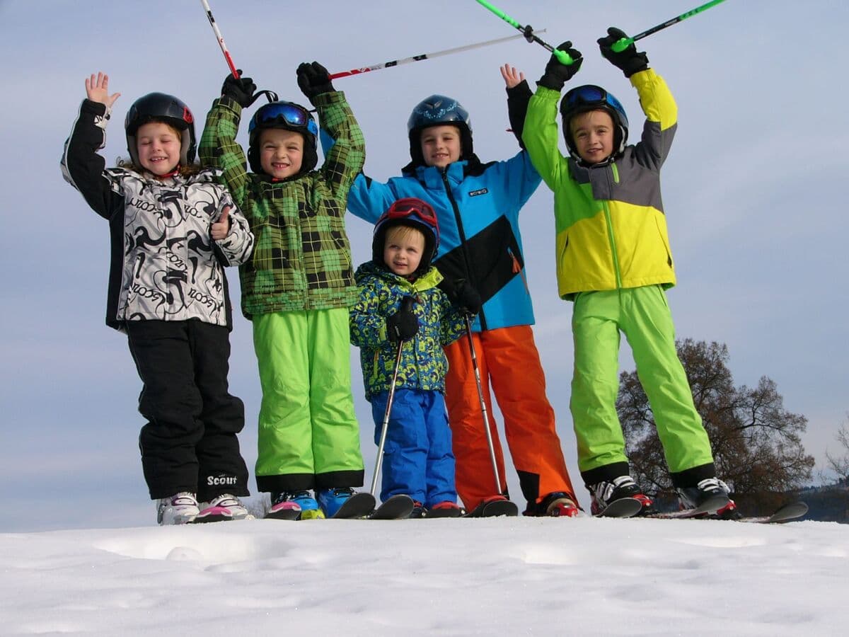 Bameshub – Neukirchen am Walde | Eschenau in Austria - a group of kids standing on a snow covered hill.
