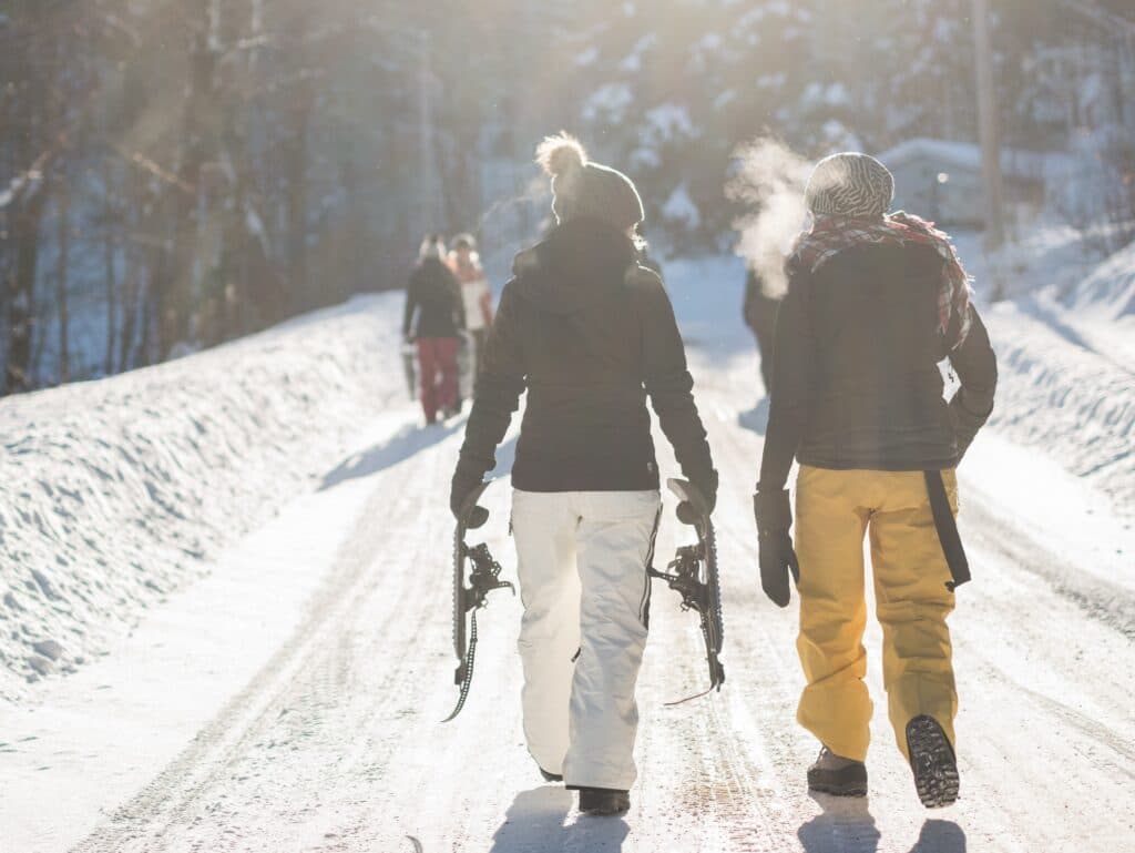 Hoch Hylkedal – Kolding in Denmark - two people walking down a snow covered road.