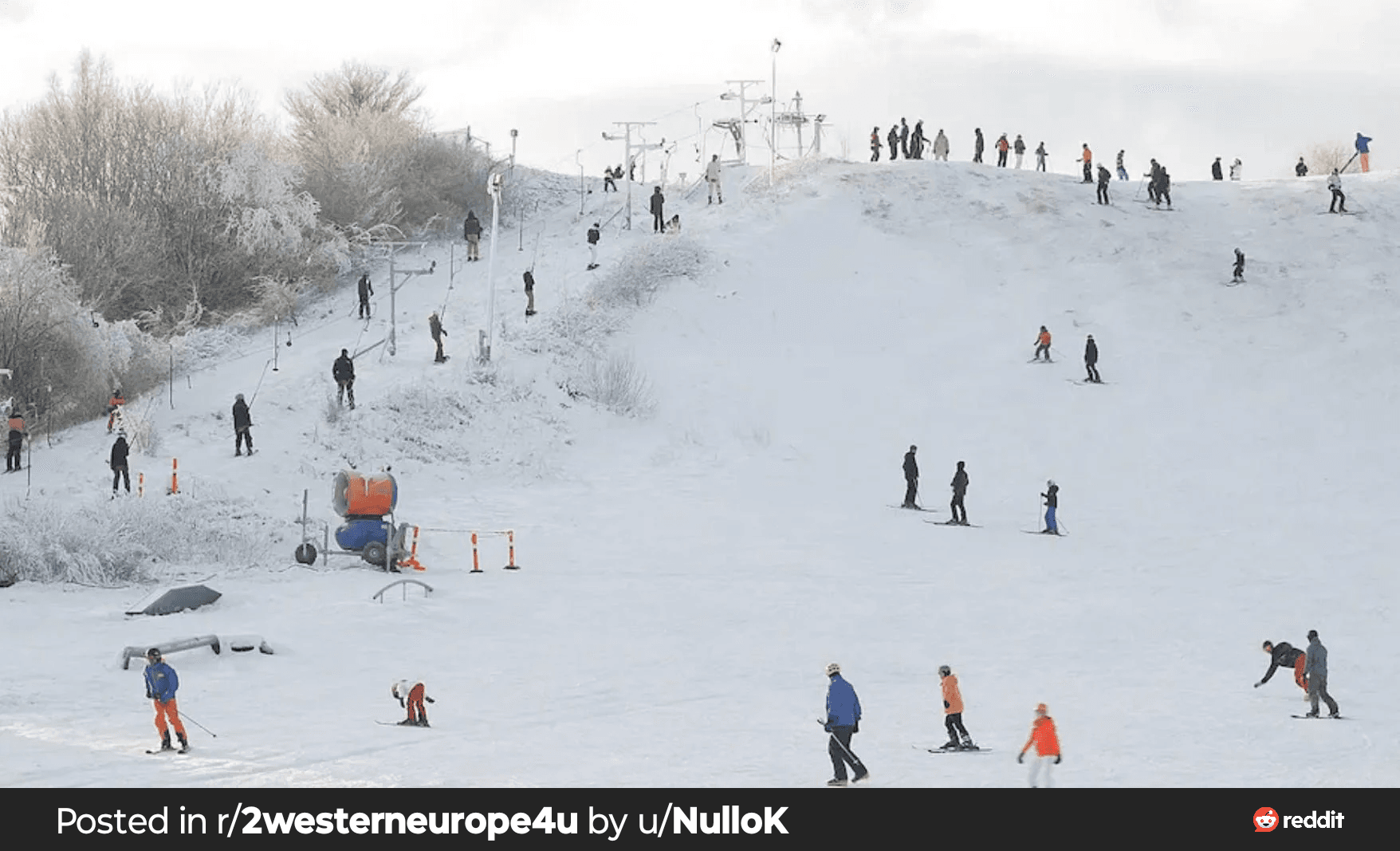 Hoch Hylkedal – Kolding in Denmark - a group of people skiing down a snowy hill.