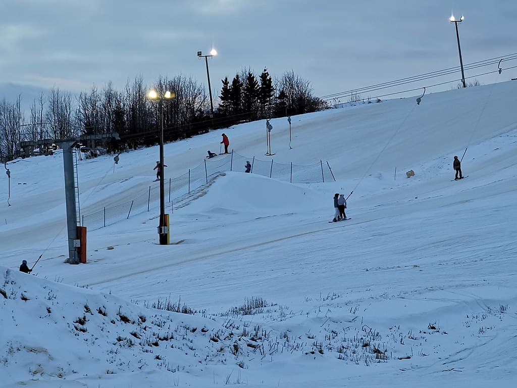 Hoch Hylkedal – Kolding in Denmark - a group of people skiing down a snowy hill.