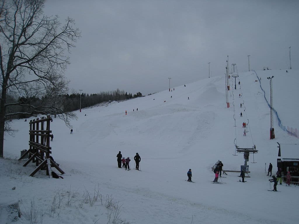 Hoch Hylkedal – Kolding in Denmark - a group of people skiing down a snowy hill.