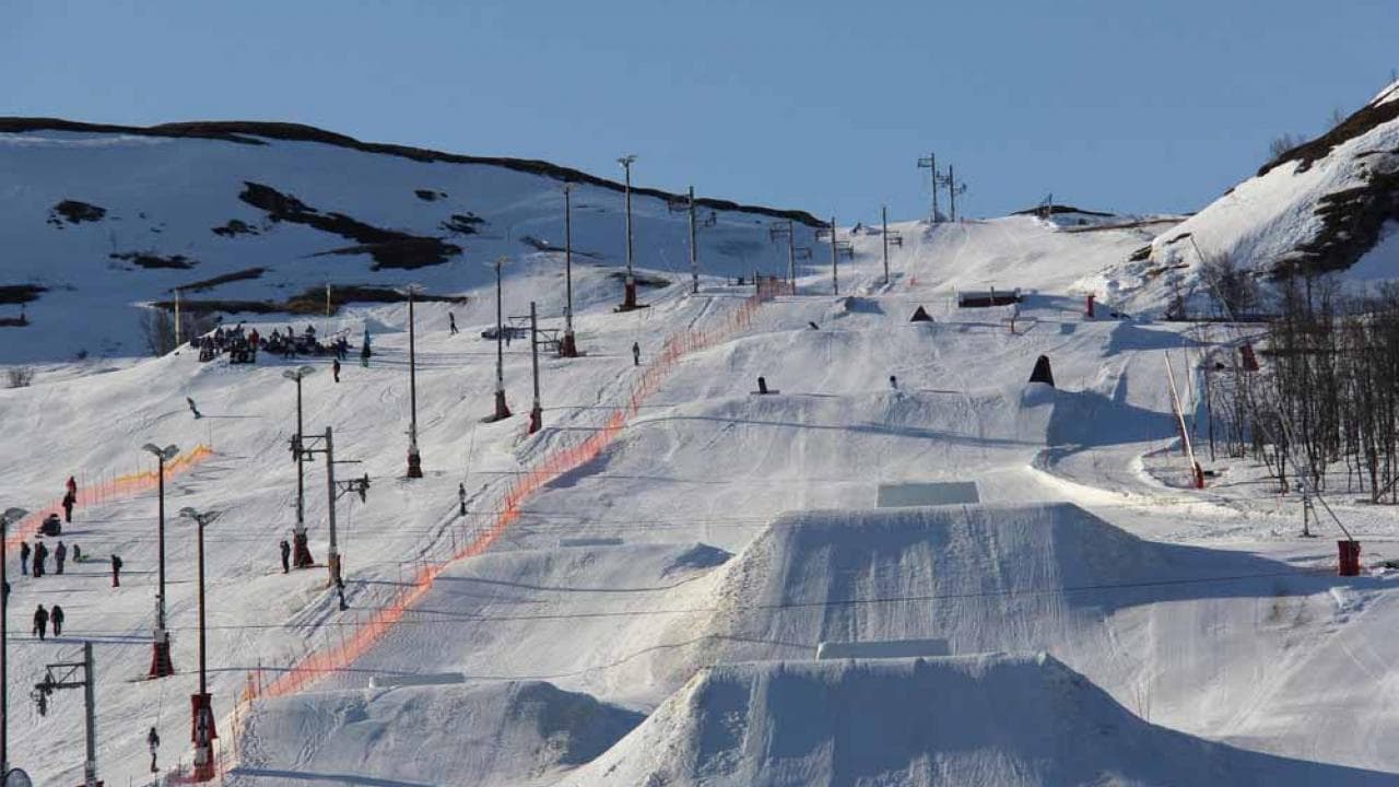 Åmåls Skicenter in Sweden - a ski slope with people skiing down it.