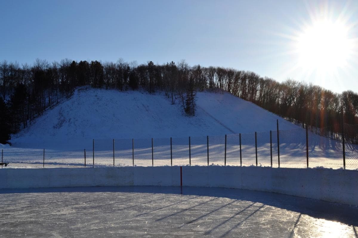 Pinehurst Park – Eau Claire in USA - the sun is shining on the snow covered ground.