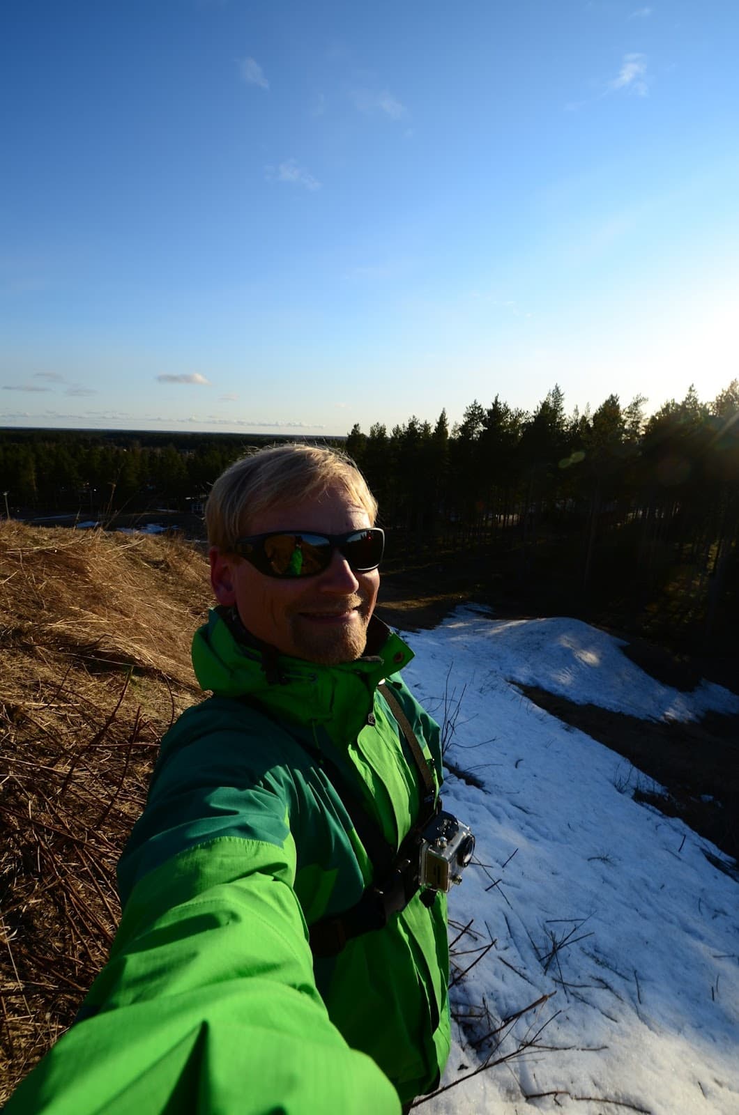 Köykkyri in Finland - a man in a green jacket and sunglasses on a hill.
