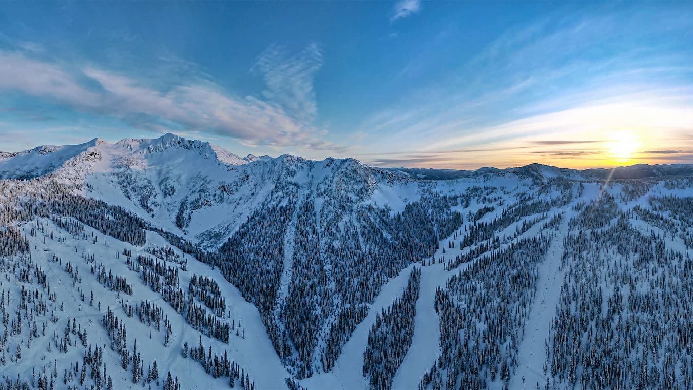 Kootenay in Canada - a view of the mountains from the top of a mountain.