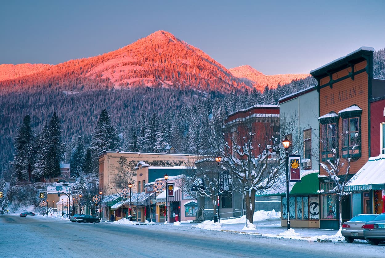 Kootenay in Canada - a small town with a mountain in the background.
