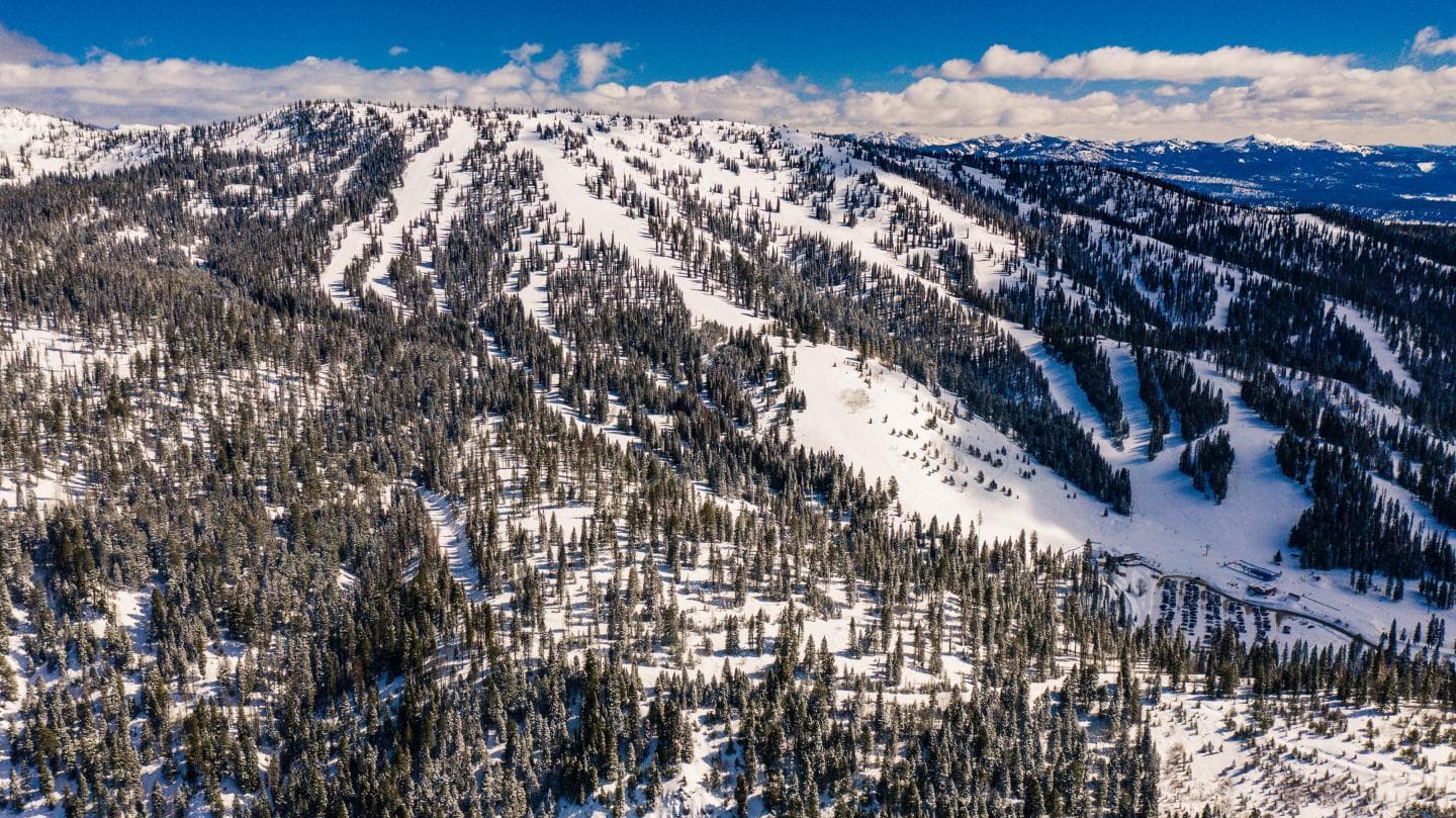 Brundage Mountain in USA - a view from the top of a snowy mountain.