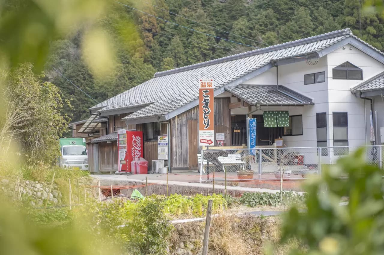 Komadori in Japan: a small building in the middle of a forest.