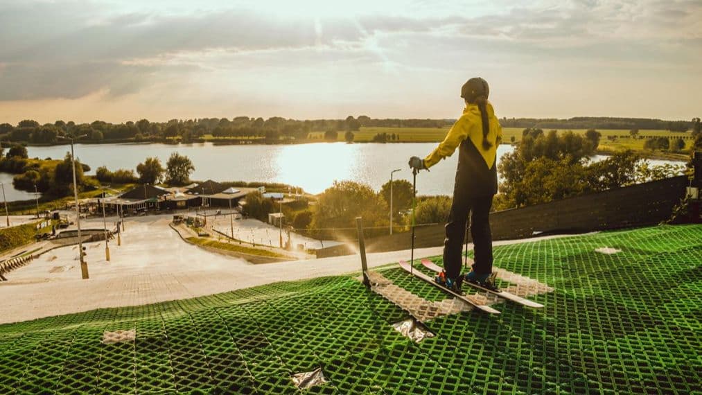 Berg en Bal – Castricum in Netherlands - a person standing on top of a green roof.