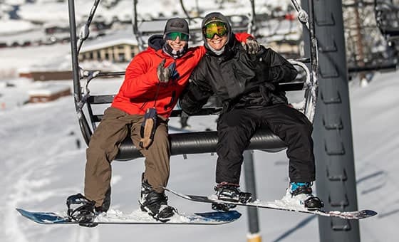 A snowboarder enjoying a day on the snowy slopes at Dodge Ridge in Pinecrest, California, USA.