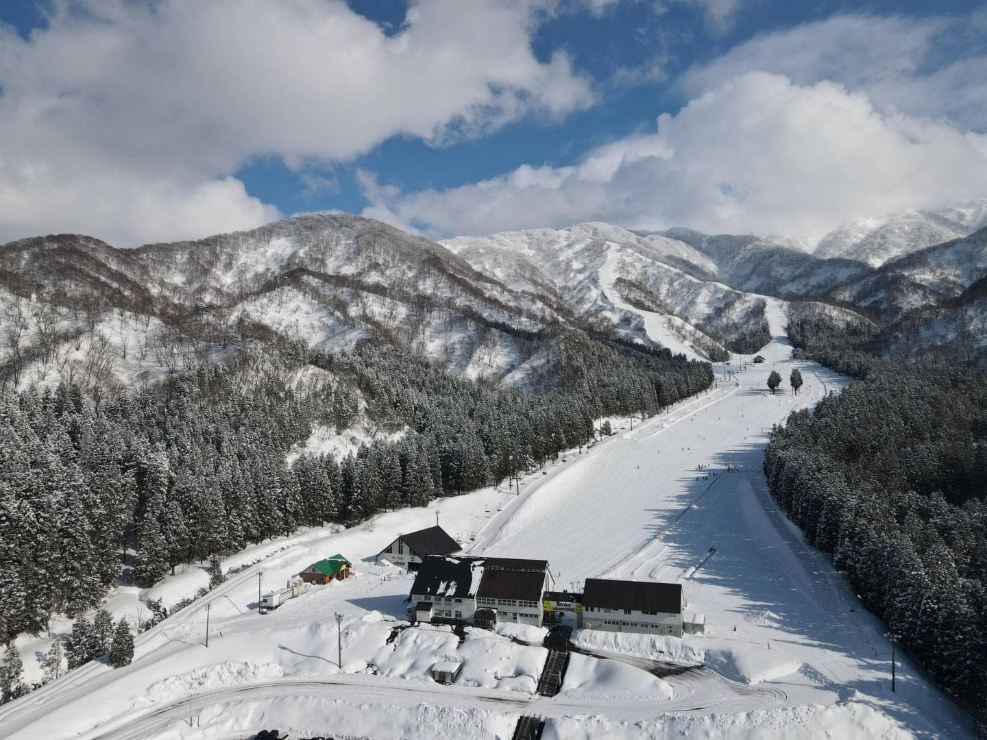 Hodaigi Ski Resort in Japan: a view of a ski resort in the mountains.