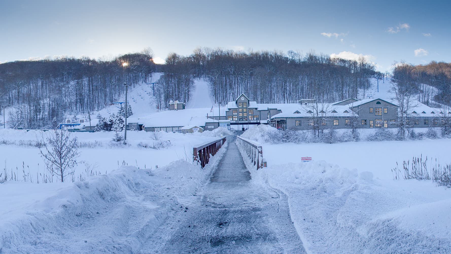 Shawnee Mountain in USA - a snow covered road in front of a house.