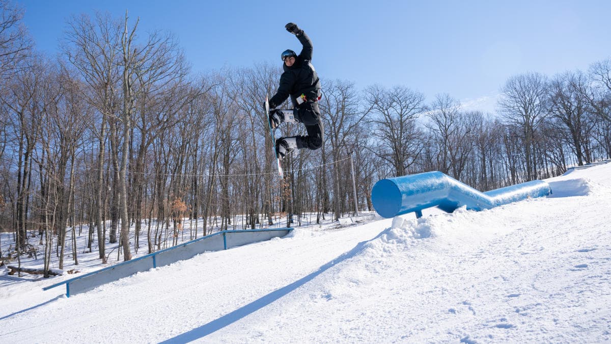 Shawnee Mountain in USA - a snowboarder in the air.