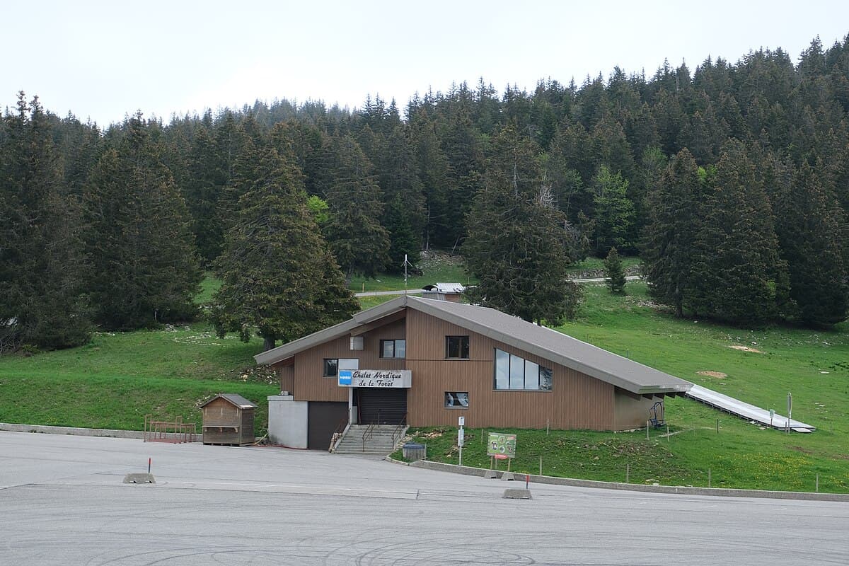 Station du Semnoz in France: a building on the side of a road.